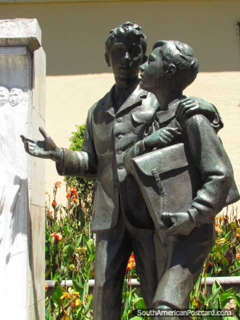 Estatuas de 2 alumnos en Quito. (480x640px). Ecuador, Sudamerica.