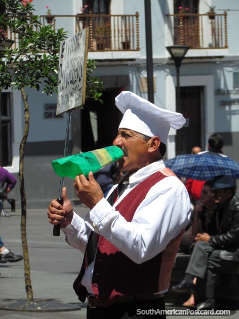 Jefe de cocina en calle de Quito que pide a la gente almorzar en su restaurante. (480x640px). Ecuador, Sudamerica.