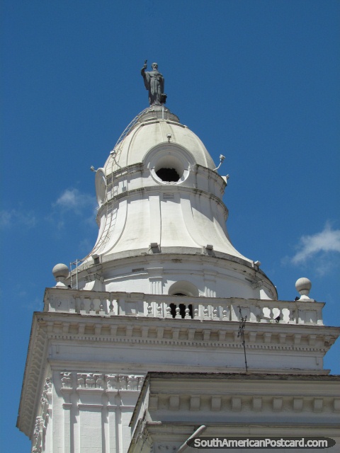 A torre e esttua de igreja San Agustin em Quito. (480x640px). Equador, Amrica do Sul.