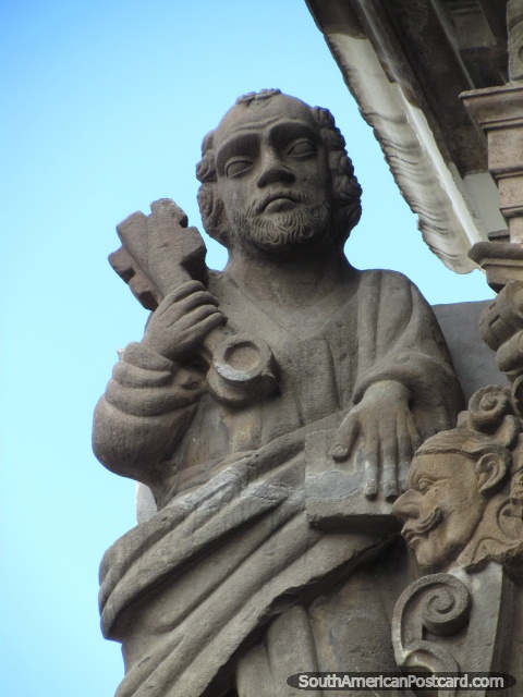 Figura masculina con llave hecha de piedra en Quito. (480x640px). Ecuador, Sudamerica.