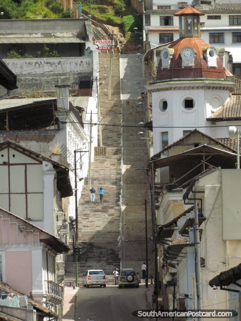 A escadaria assustadora e perigosa que conduz colina de Panecillo em Quito. (480x640px). Equador, Amrica do Sul.