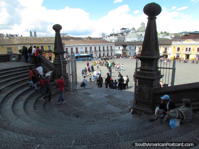 Sentar-se na escada em volta de Praa de San Francisco em Quito. (640x480px). Equador, Amrica do Sul.