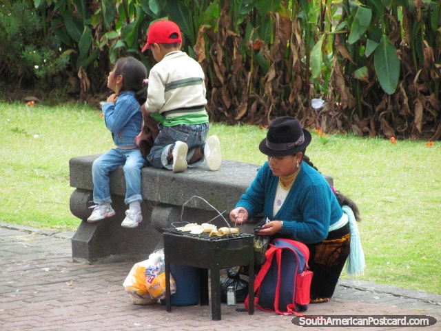 Una mujer cocina y vende la comida en un parque de Quito. (640x480px). Ecuador, Sudamerica.