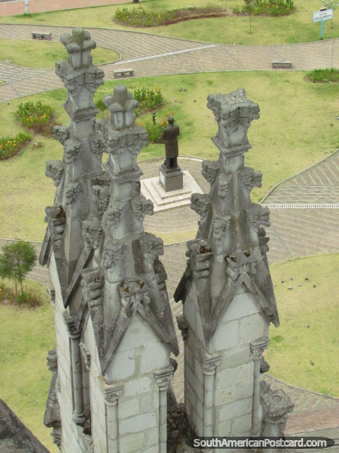 Olhando abaixo ao parque de igreja de Basilica do Voto Nacional, Quito. (480x640px). Equador, Amrica do Sul.