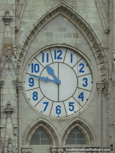 El reloj arqueado en la torre de Basilica del Voto Nacional, Quito. (480x640px). Ecuador, Sudamerica.