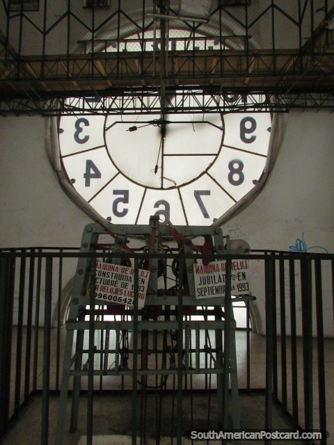 La mecnica del reloj por detrs en la Basilica del Voto Nacional, Quito. (480x640px). Ecuador, Sudamerica.