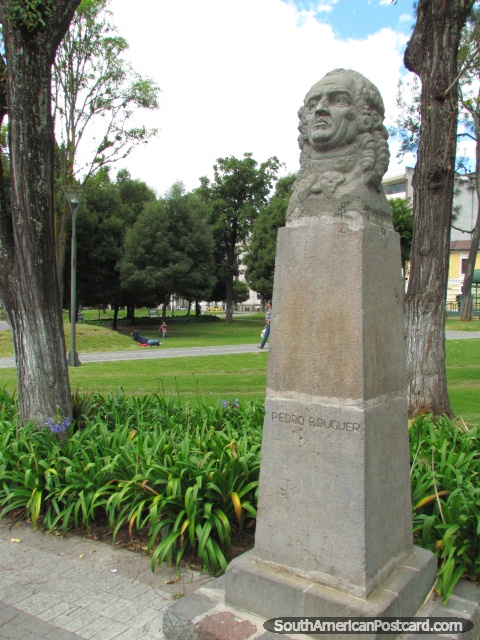 Monumento de Pedro Bouguer no parque La Alameda em Quito. (480x640px). Equador, Amrica do Sul.