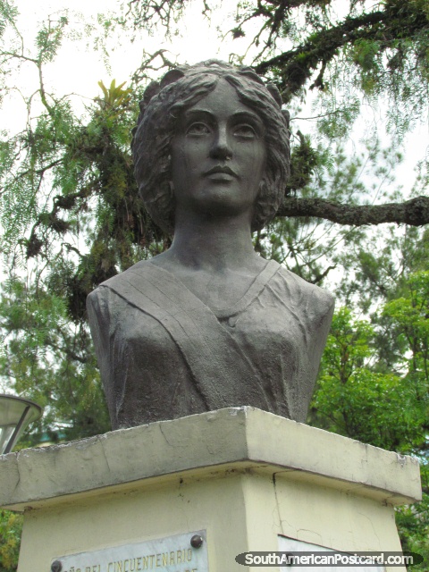 Monumento a Manuela Saenz, heri revolucionrio, no parque La Alameda em Quito. (480x640px). Equador, Amrica do Sul.