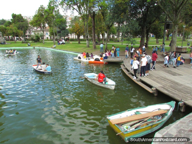 La gente en botes en lago artificial en Parque La Alameda en Quito. (640x480px). Ecuador, Sudamerica.