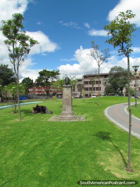 Descanse nos gramados verdes do parque La Alameda em Quito. (480x640px). Equador, Amrica do Sul.