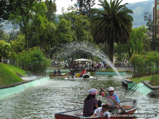 Los vecinos de Quito disfrutan de remar con pala botes en el lago en Parque La Alameda. (640x480px). Ecuador, Sudamerica.