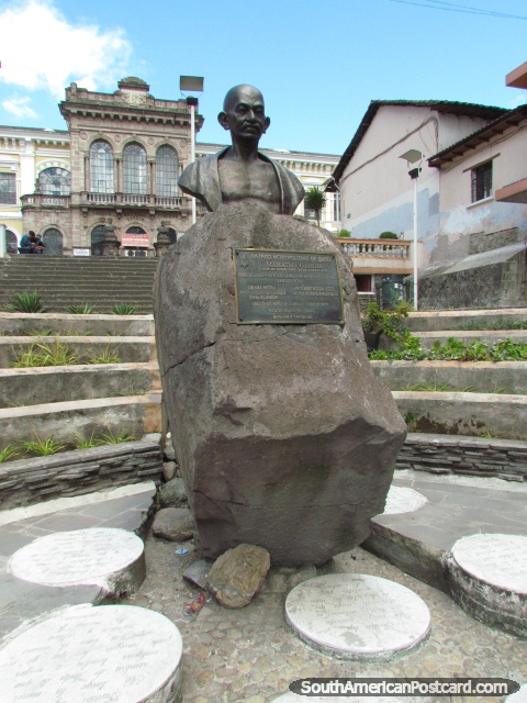 Monumento a Mahatma Gandhi em Praa Republica da India em Quito. (480x640px). Equador, Amrica do Sul.