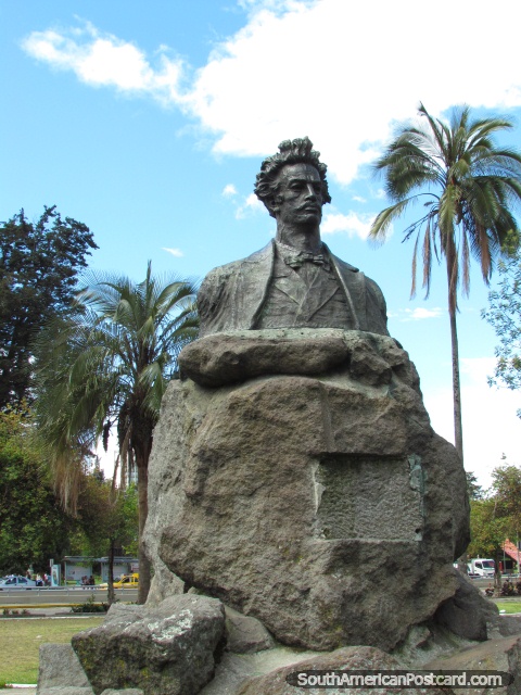 Monumento a um homem em Parque El Ejido em Quito. (480x640px). Equador, Amrica do Sul.