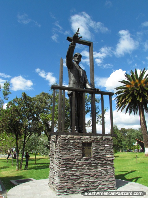 Monumento a Jose Maria Velasco Ibarra, presidente do Equador no parque El Ejido, Quito. (480x640px). Equador, América do Sul.