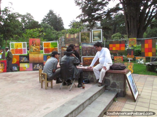 Los artistas venden pinturas vistosas en el Parque El Ejido en Quito. (640x480px). Ecuador, Sudamerica.