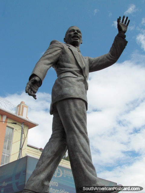 Monumento del abogado Jaime Hurtado Gonzalez en Quito Nueva Ciudad. (480x640px). Ecuador, Sudamerica.