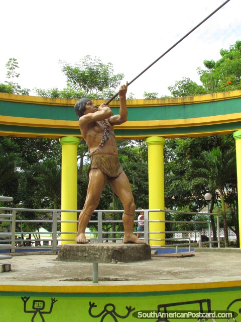 Natural indïgena com monumento de tubo soldador em parque em Tena. (480x640px). Equador, América do Sul.