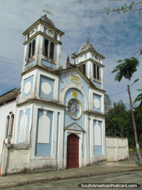 Igreja azul e branca em Tena com torres de gmeo. (480x640px). Equador, Amrica do Sul.
