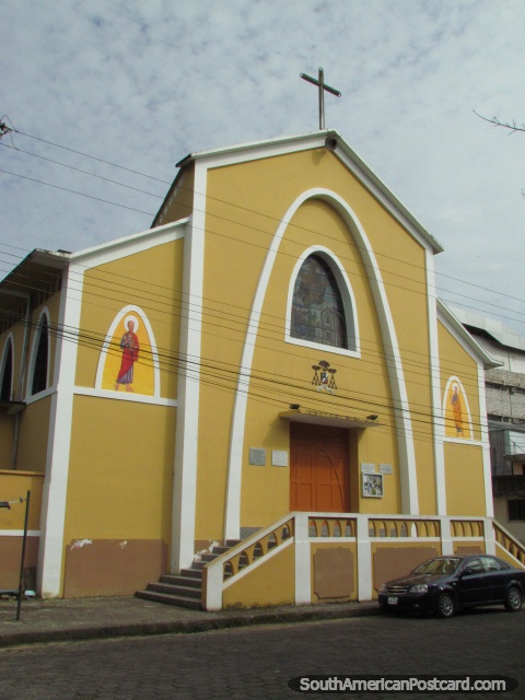 A mostarda colorida de catedral em Tena. (480x640px). Equador, América do Sul.