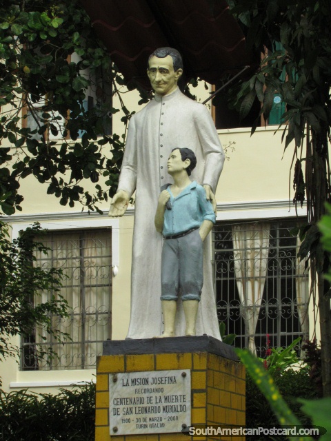 Missão Josefina 'Centenário da Muerte de San Leonardo Murialdo' 1900-2000, monumento em Tena. (480x640px). Equador, América do Sul.