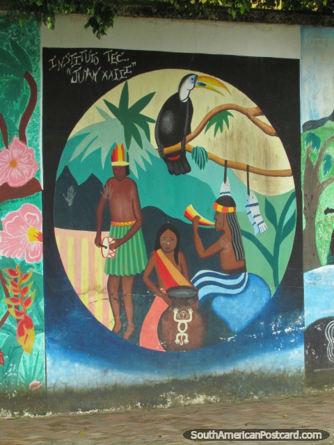 Pintura mural de la pared de naturales indígenas y un tucan en Tena. (480x640px). Ecuador, Sudamerica.