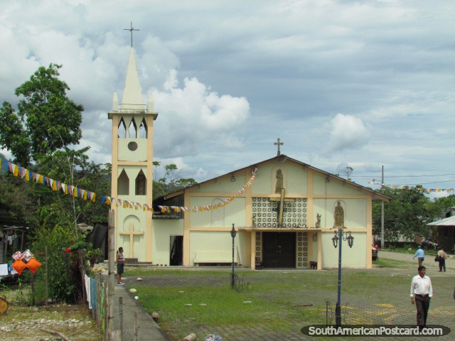 Igreja em uma aldeia entre Tena e Puyo. (640x480px). Equador, América do Sul.