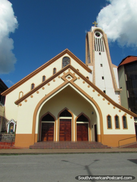 Catedral 12 de Mayo em Puyo. (480x640px). Equador, América do Sul.