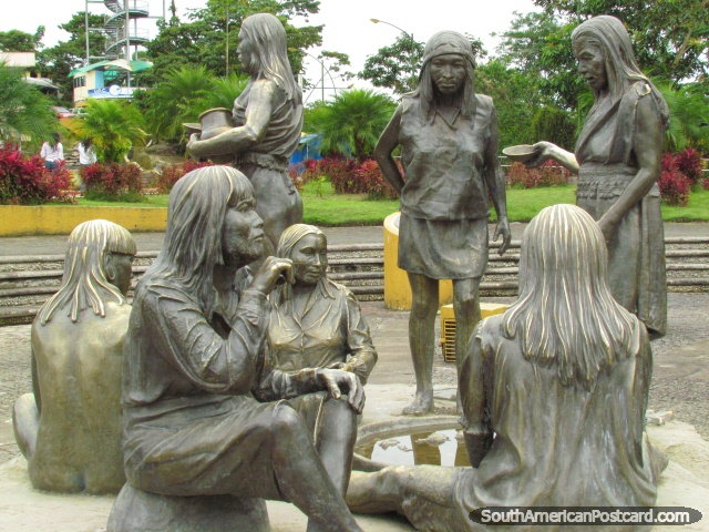 Mujeres Zapara, Waodani, Andoa, Achuar, Shiwiar, Kichwa e monumento de Shuar em Puyo. (640x480px). Equador, Amrica do Sul.