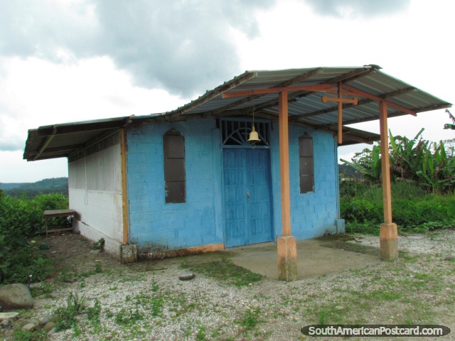 A pequena igreja azul com campainha na aldeia de Pomona perto de Puyo. (640x480px). Equador, Amrica do Sul.