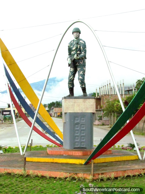 Monumento de um homem militar do lado de fora de terminal de ônibus de Yantzaza. (480x640px). Equador, América do Sul.