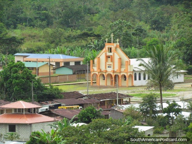 Igreja cor-de-laranja em Namirez, ao norte da Zamora. (640x480px). Equador, Amrica do Sul.