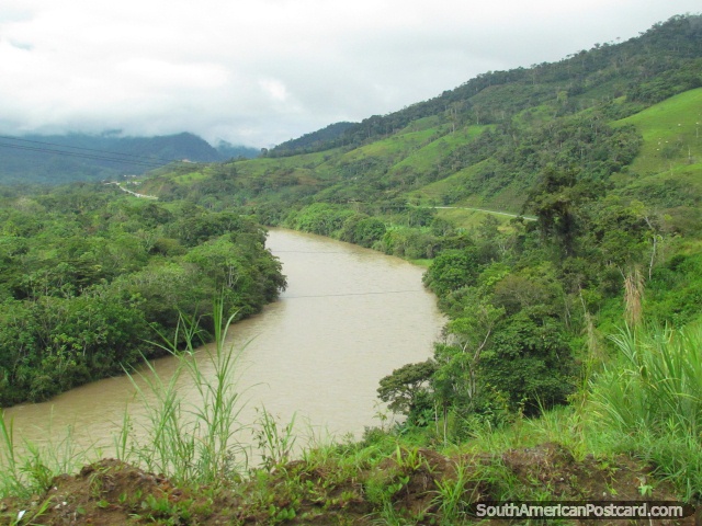 O rio somente ao norte da Zamora. (640x480px). Equador, América do Sul.