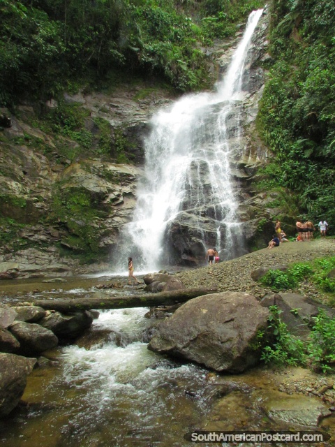 Nadando na cachoeira em parque nacional Podocarpus na Zamora, Cascada La Poderosa. (480x640px). Equador, América do Sul.