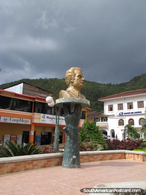 Monumento dourado de homem na Zamora. (480x640px). Equador, América do Sul.