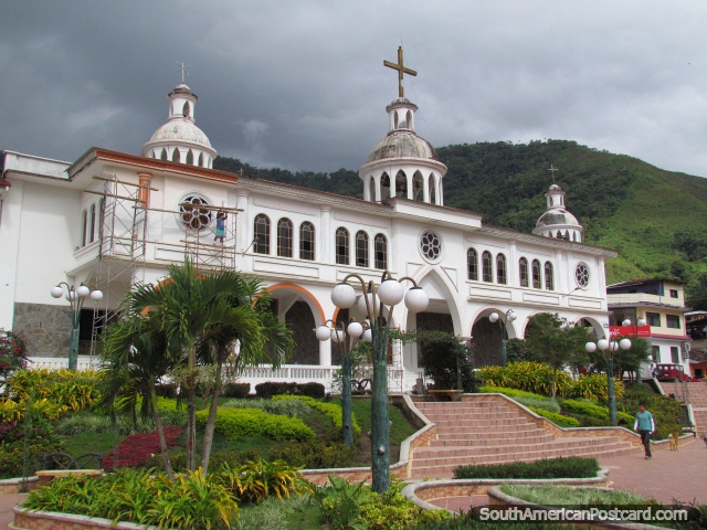 Os jardins de parque e Catedral na Zamora. (640x480px). Equador, América do Sul.