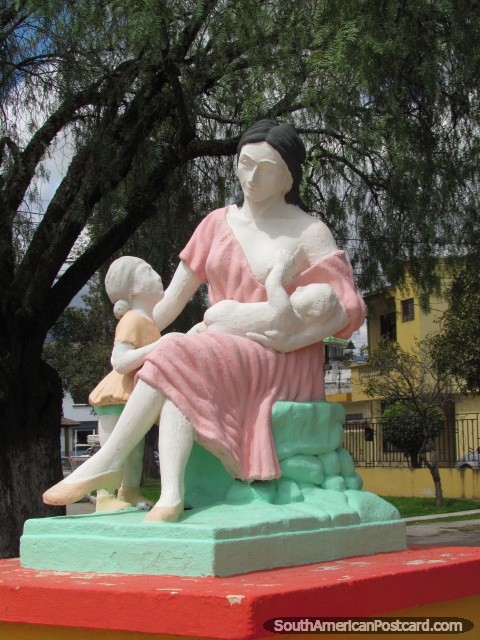 Monumento en Loja de mujer, nio y beb. (480x640px). Ecuador, Sudamerica.
