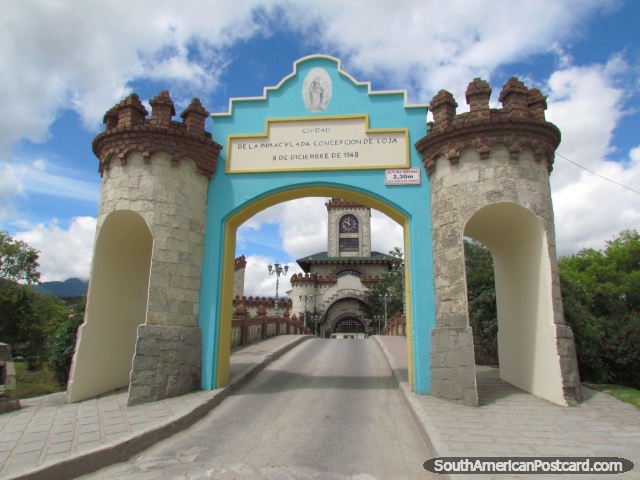 As portas de cidade, ponte e torre de relógio de Loja. (640x480px). Equador, América do Sul.