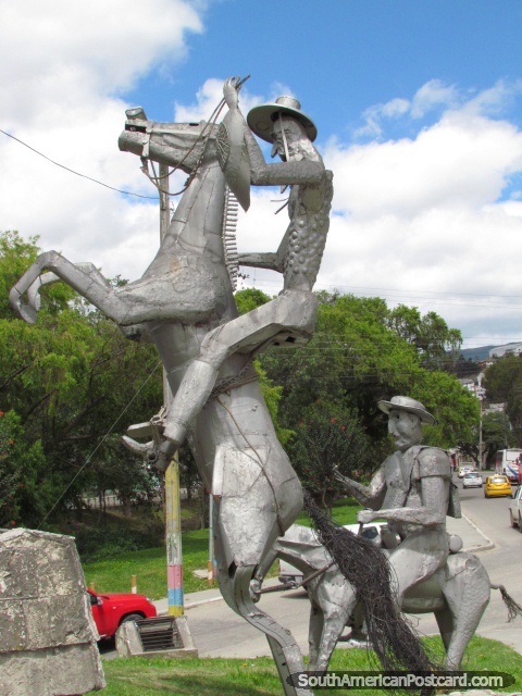 Monumento de 2 vaqueiros em cavalos em portas da cidade de Loja. (480x640px). Equador, América do Sul.