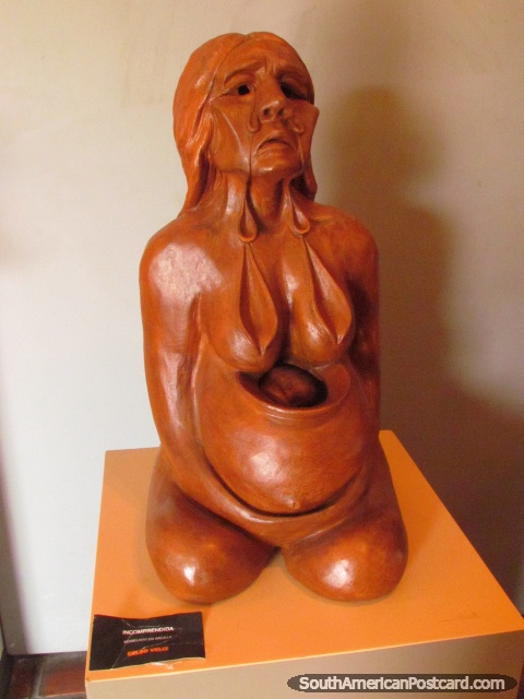 Escultura de madeira de uma velha mulher em galeria de arte de Loja. (480x640px). Equador, Amrica do Sul.