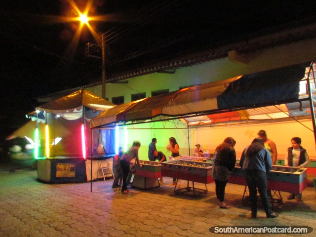 Entretenimento de noite de Vilcabamba, futebol de mesa e carrossel. (640x480px). Equador, América do Sul.