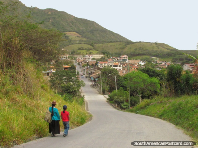 La ciudad de Vilcabamba y montañas. (640x480px). Ecuador, Sudamerica.
