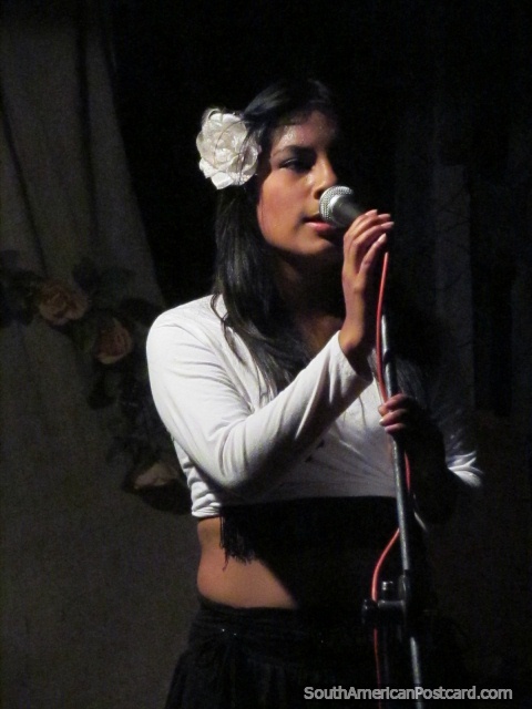A bela menina canta no concerto de rua em Vilcabamba. (480x640px). Equador, América do Sul.