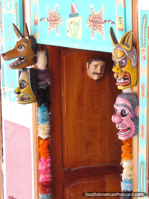 Uma entrada de máscaras de uma loja em Vilcabamba. (480x640px). Equador, América do Sul.
