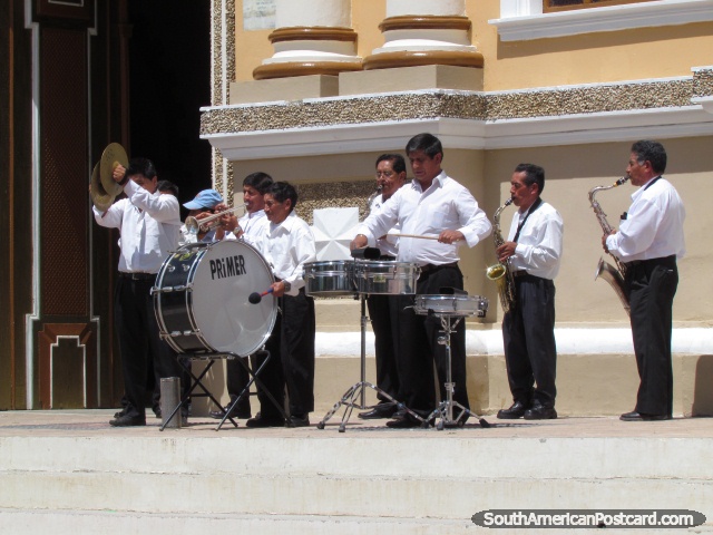 El grupo de Vilcabambas juega fuera de la iglesia cada da durante el festival. (640x480px). Ecuador, Sudamerica.