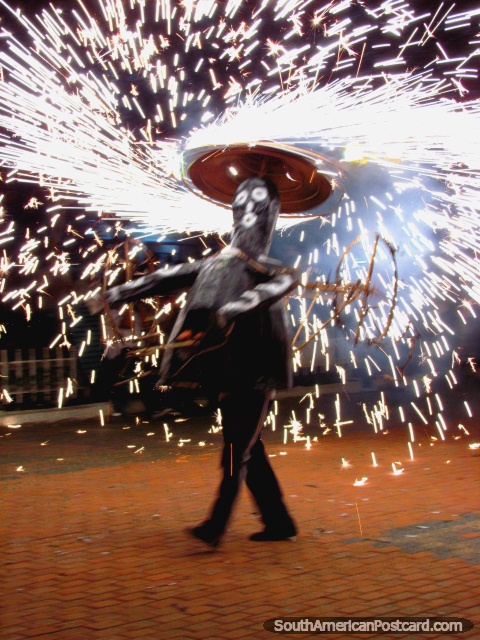 O homem de fogos de artifïcio de Vilcabambas cobra pela rua que totalmente arde. (480x640px). Equador, América do Sul.