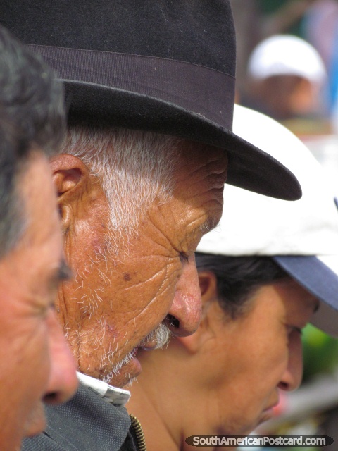 Velho homem em mercados em Vilcabamba. (480x640px). Equador, América do Sul.