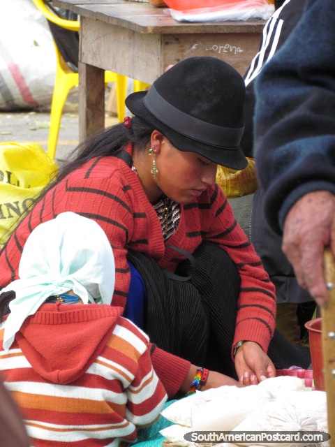La mujer con el sombrero negro se vende producen en mercados de Vilcabamba. (480x640px). Ecuador, Sudamerica.