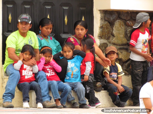 Los nios de esta familia bloquean sus odos debido a fuegos artificiales, Vilcabamba. (640x480px). Ecuador, Sudamerica.