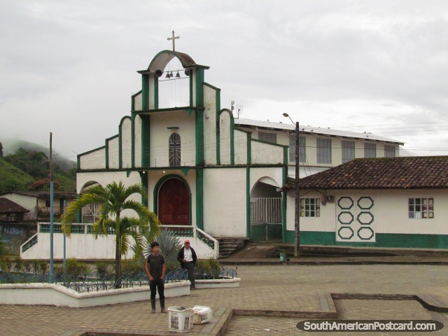 Iglesia verde y blanca en Valladolid entre Vilcabamba y Zumba. (640x480px). Ecuador, Sudamerica.