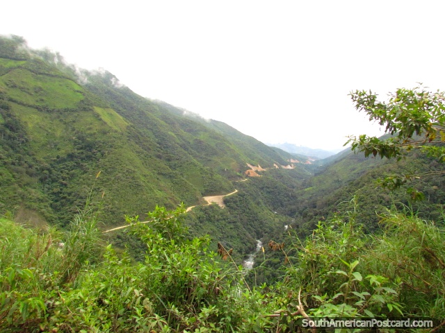 El camino entre Palanda y Zumba que corre a lo largo de canto de la selva encima de ro. (640x480px). Ecuador, Sudamerica.